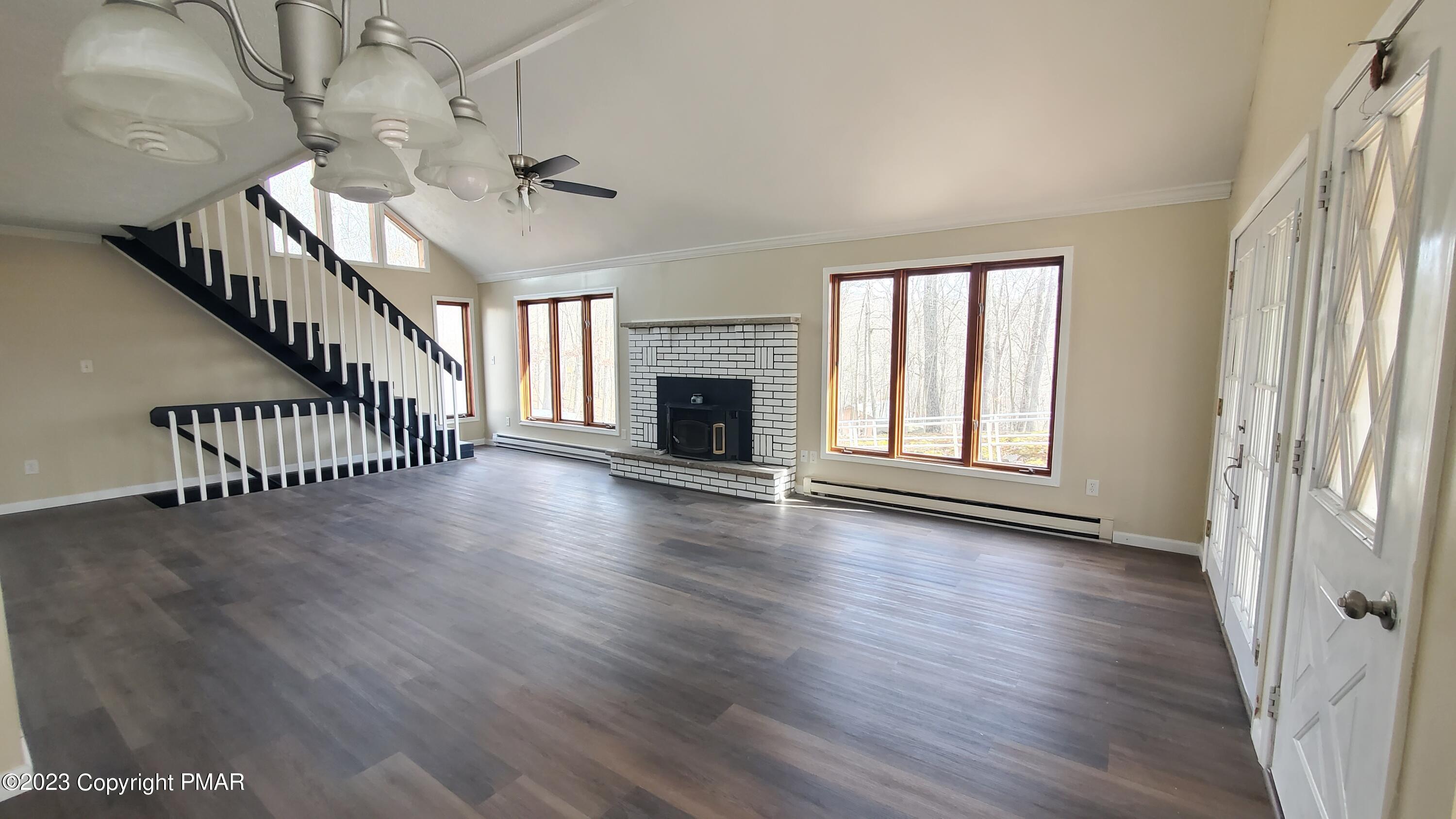 3118 Snowden Drive Bushkill, PA 18324 - Photo 13 of 27 Livingroom