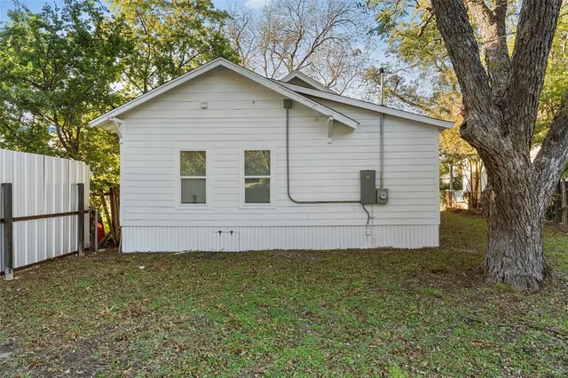a view of a backyard
