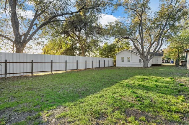a view of backyard with garden