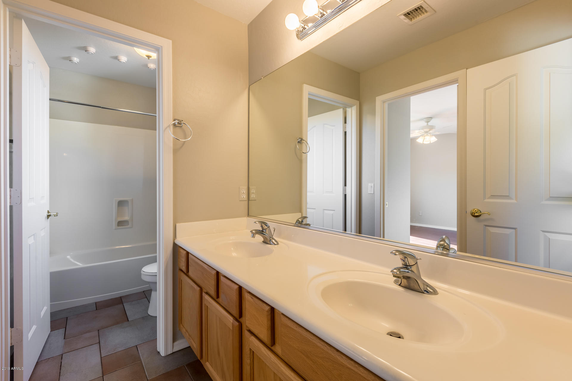 6219 South Martingale Road Gilbert, AZ 85298 - Photo 17 of 34 18) JACK AND JILL BATH 2 UP