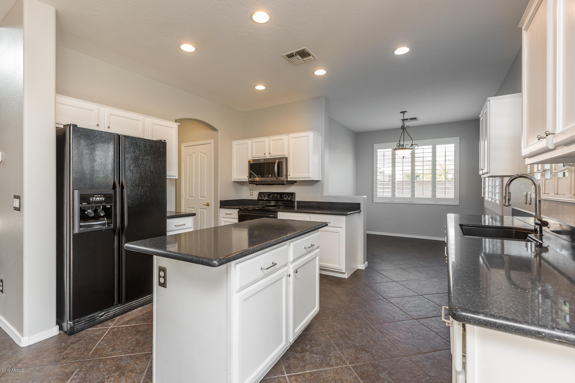 6219 South Martingale Road Gilbert, AZ 85298 - Photo 9 of 34 10) KITCHEN