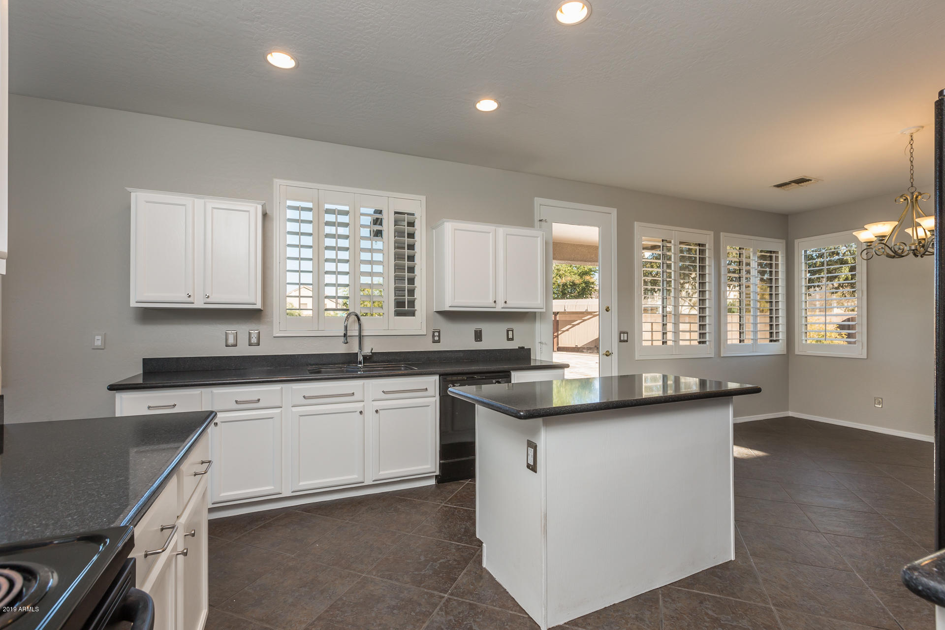 6219 South Martingale Road Gilbert, AZ 85298 - Photo 10 of 34 11) KITCHEN