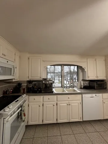 $2,400 | 30 Linwood Avenue, Unit 2, Methuen, MA 01844