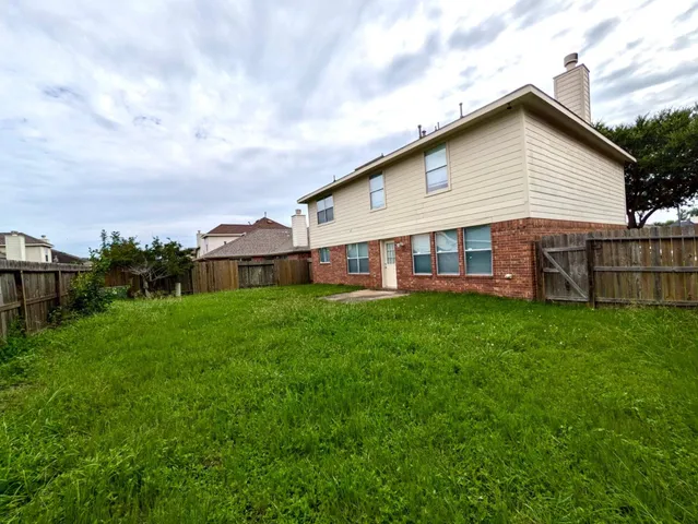 a view of a house with backyard and garden