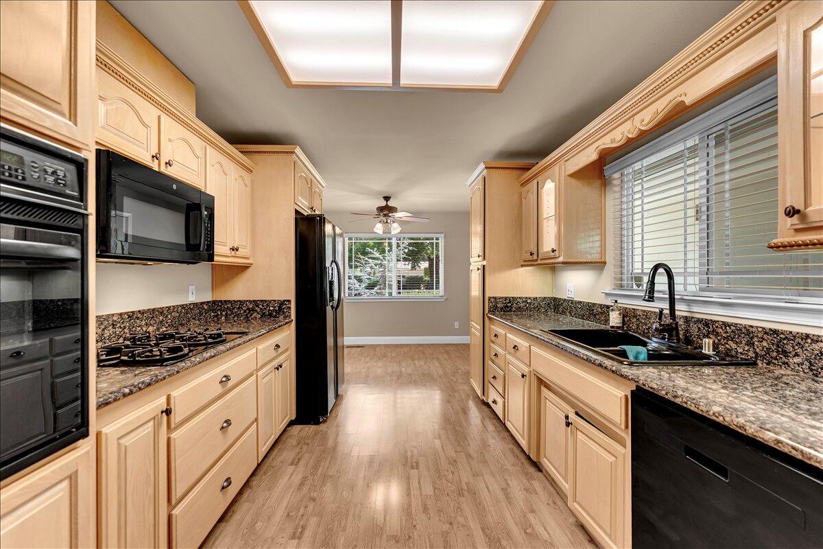 7038 Riata Drive Redding, CA 96002 - Photo 2 of 40 Efficient galley kitchen
