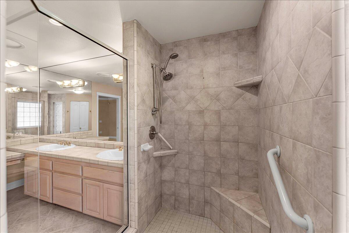 7038 Riata Drive Redding, CA 96002 - Photo 23 of 40 Primary shower's interior