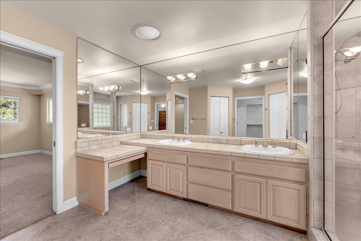 7038 Riata Drive Redding, CA 96002 - Photo 24 of 40 Primary dual sinks