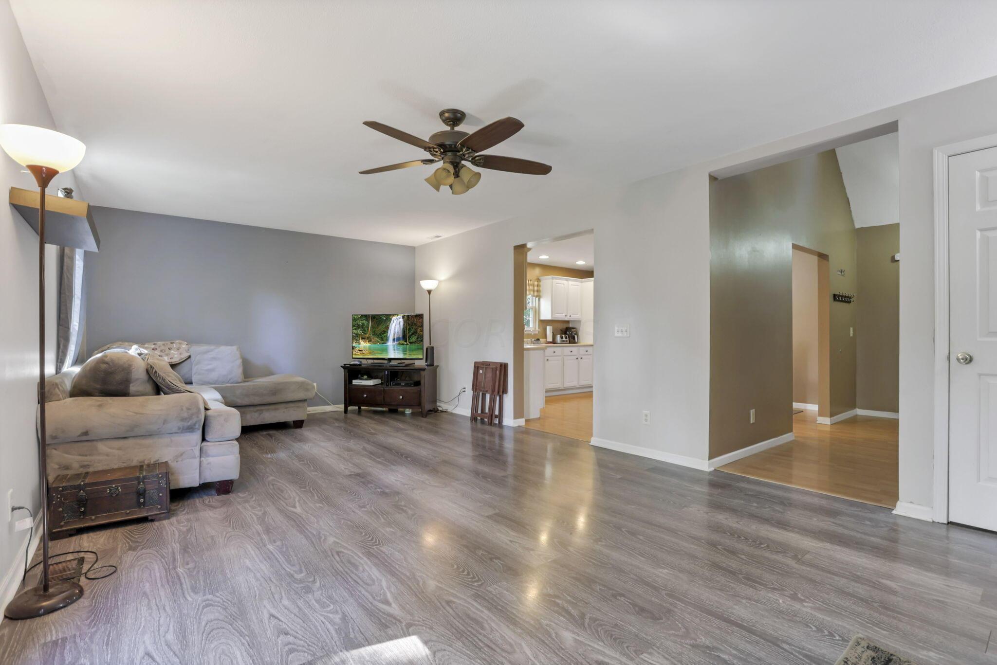 550 Country Club Road Columbus, OH 43213 - Photo 16 of 60 Living room