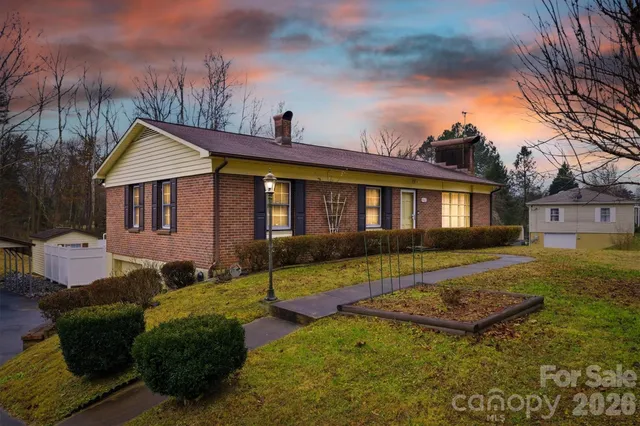 $299,900 | 902 Meadowood Drive Northeast, Lenoir, NC 28645