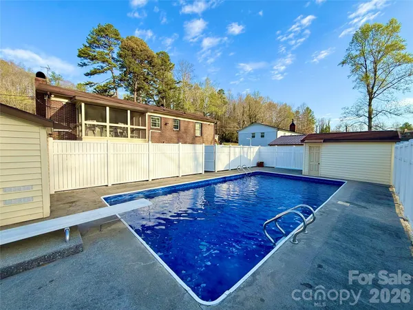 $284,900 | 902 Meadowood Drive Northeast, Lenoir, NC 28645