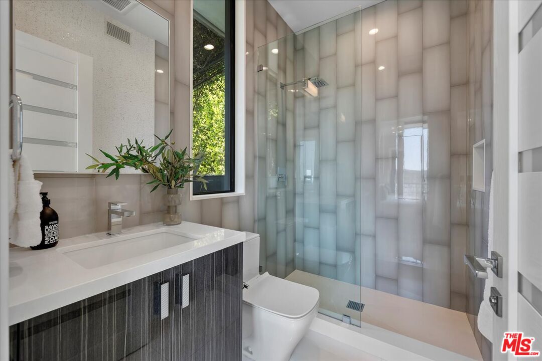 1622 Viewmont Drive Los Angeles, CA 90069 - Photo 17 of 29