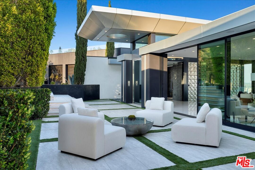 1622 Viewmont Drive Los Angeles, CA 90069 - Photo 20 of 29