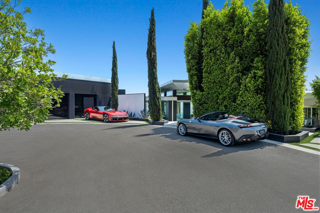 1622 Viewmont Drive Los Angeles, CA 90069 - Photo 2 of 29