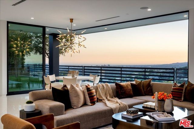 $10,500,000 | 1622 Viewmont Drive, Los Angeles, CA 90069