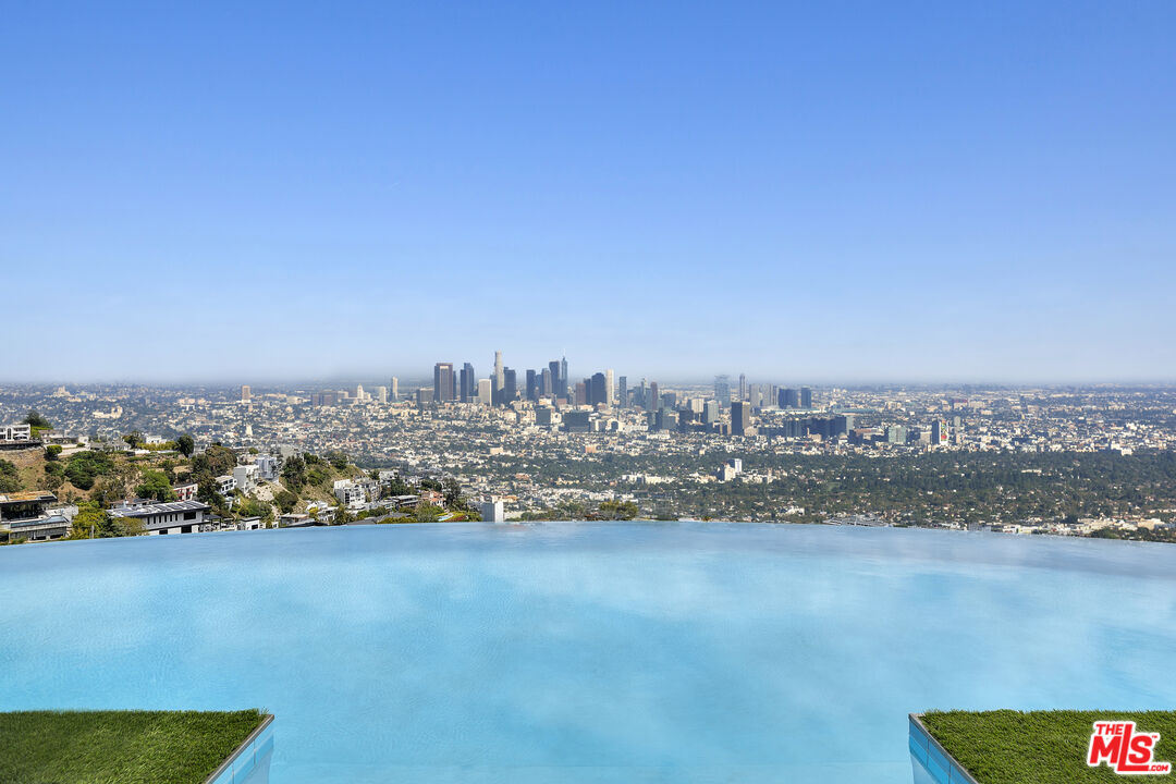 1622 Viewmont Drive Los Angeles, CA 90069 - Photo 3 of 29