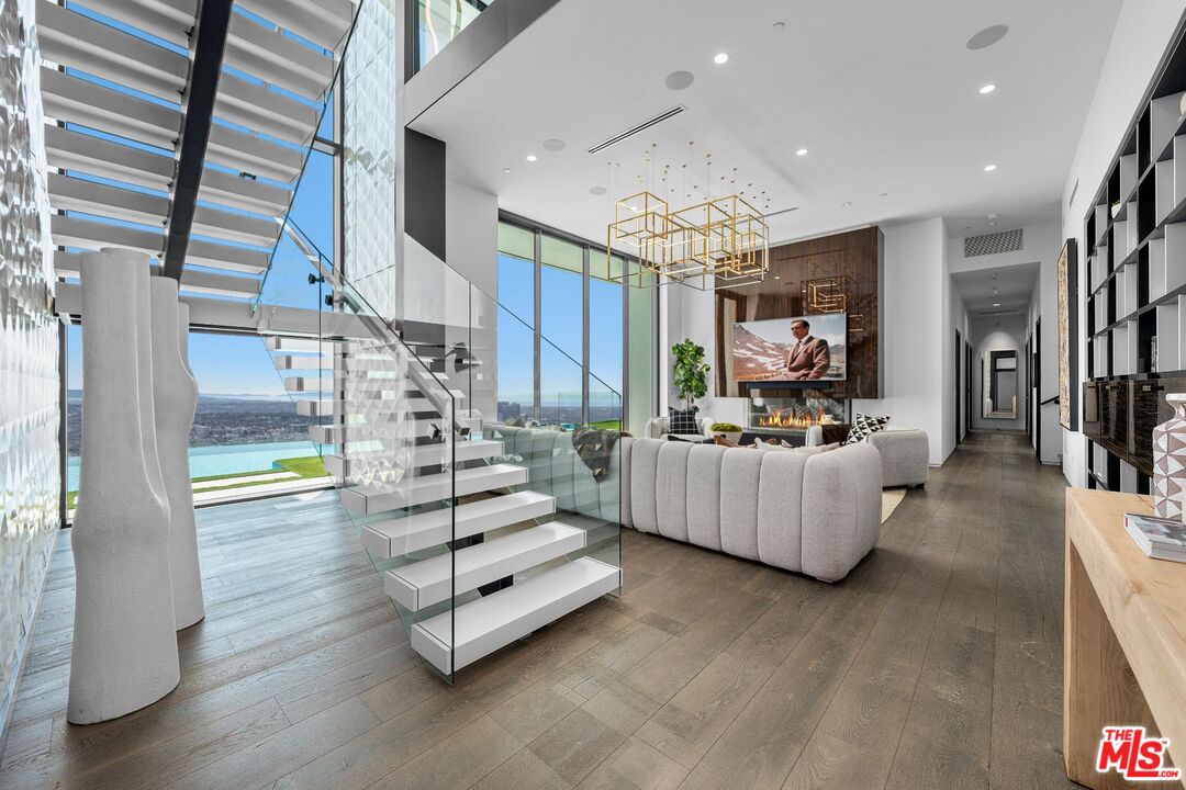 1622 Viewmont Drive Los Angeles, CA 90069 - Photo 10 of 29