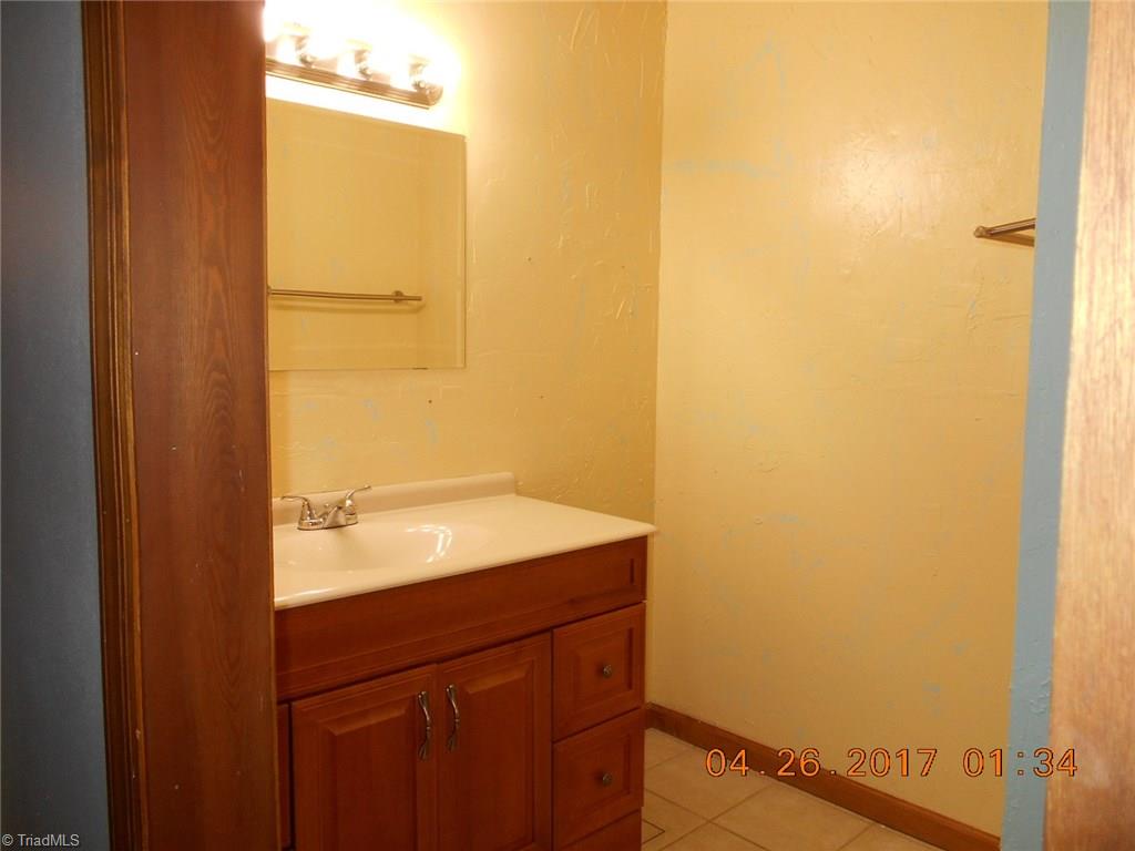 6003 Hunters Ridge Court Lexington, NC 27295 - Photo 14 of 29 Hall bath