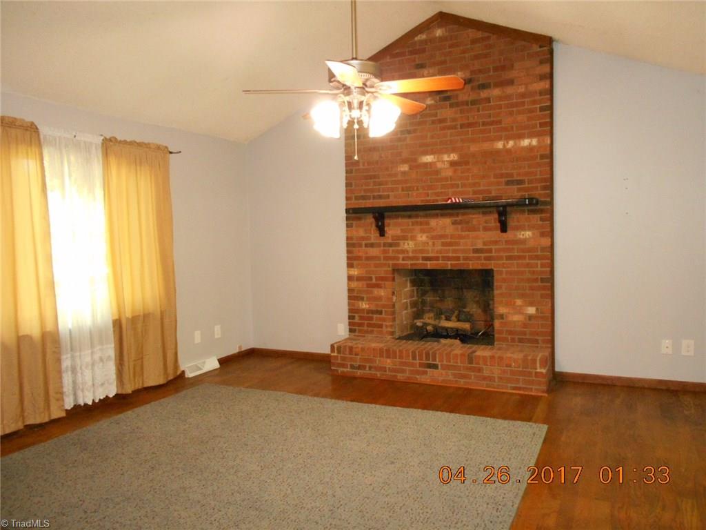 6003 Hunters Ridge Court Lexington, NC 27295 - Photo 3 of 29 Living room