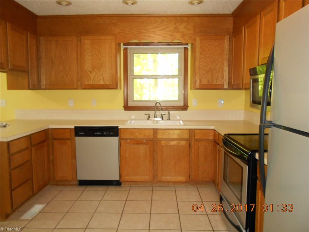 6003 Hunters Ridge Court Lexington, NC 27295 - Photo 4 of 29 Stainless steel appliances remain