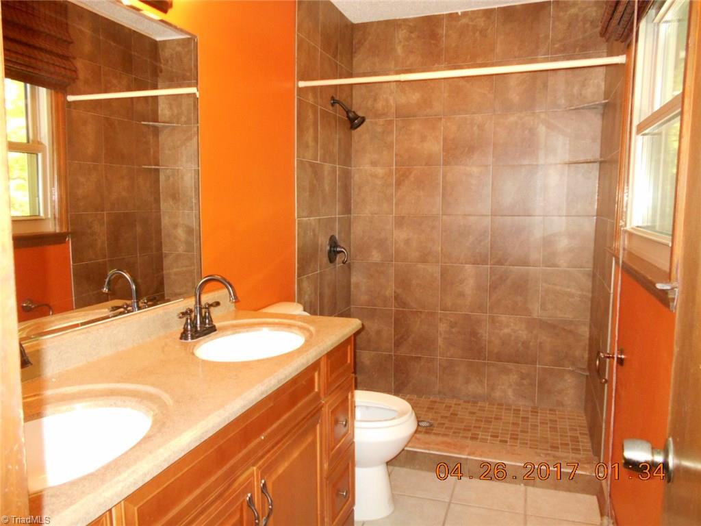 6003 Hunters Ridge Court Lexington, NC 27295 - Photo 7 of 29 Master bath