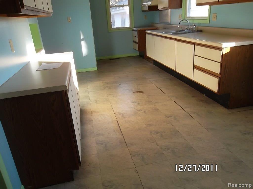 4457 South Center Road Burton, MI 48519 - Photo 5 of 15 SAM_7566.JPG