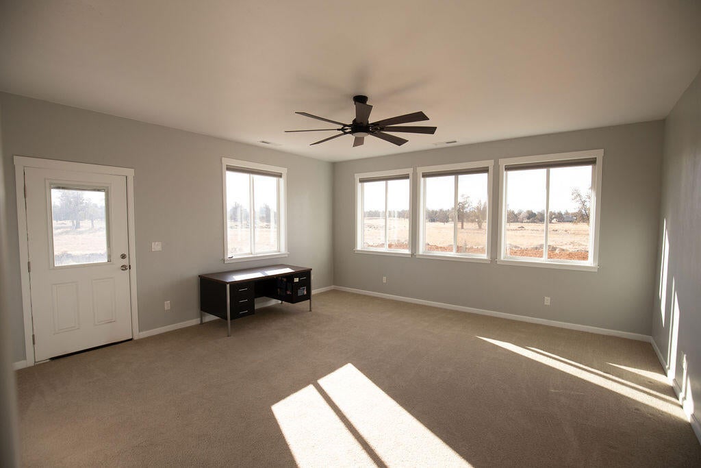 23775 Dodds Road Bend, OR 97701 - Photo 23 of 67 Owner's Suite can be filled with sunlight or you can sleep during the day with the automatic blackout window coverings.