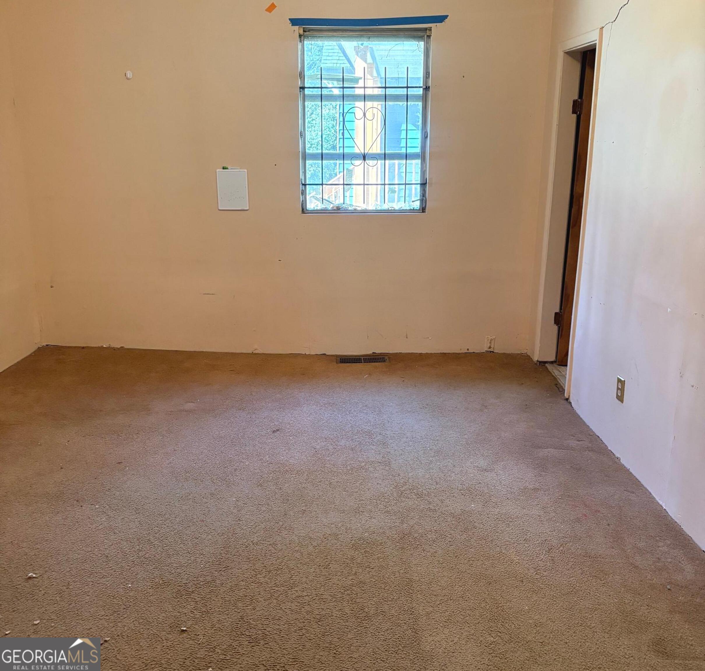 290 Florida Avenue Southwest Atlanta, GA 30310 - Photo 8 of 12 an empty room with a window