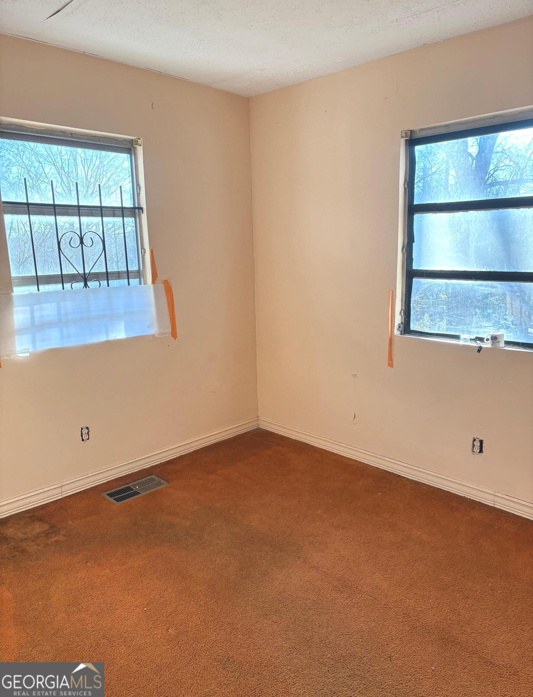 290 Florida Avenue Southwest Atlanta, GA 30310 - Photo 9 of 12 an empty room with a window