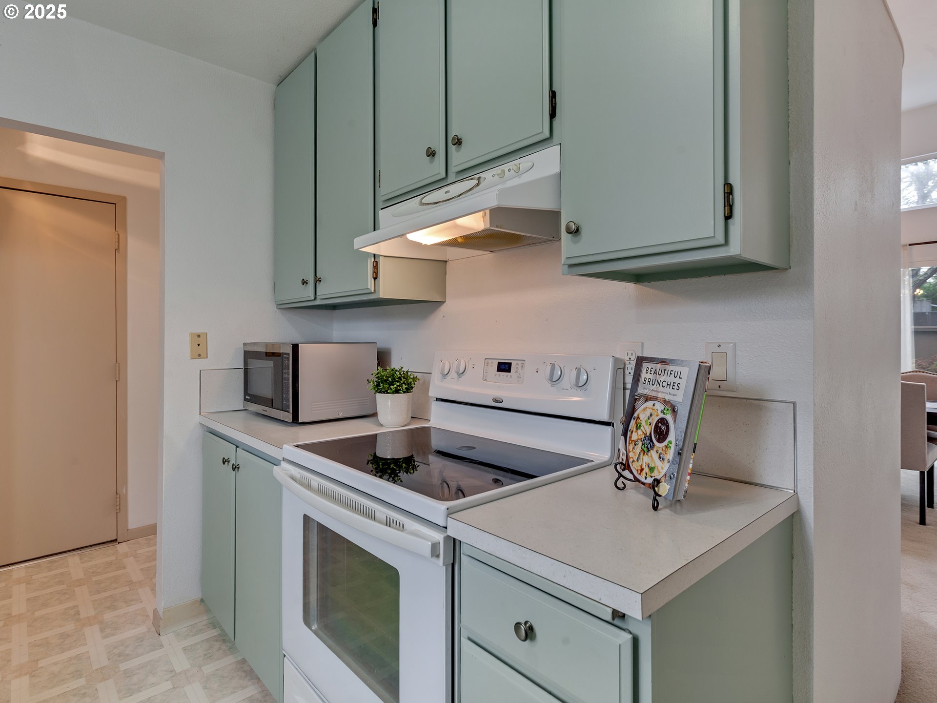 17822 Northwest Lakeway Court Beaverton, OR 97006 - Photo 21 of 45 a kitchen with cabinets appliances and a sink
