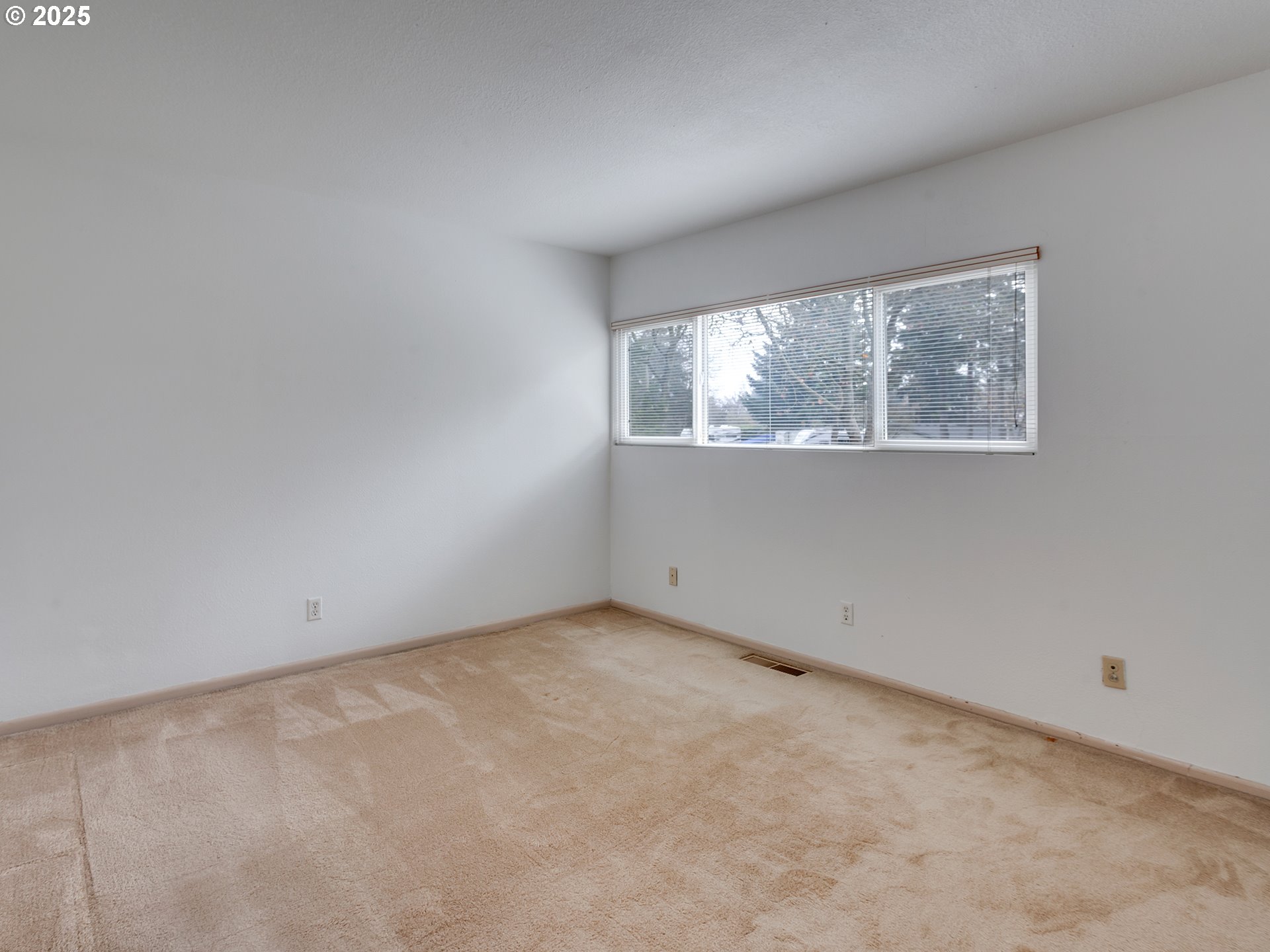 17822 Northwest Lakeway Court Beaverton, OR 97006 - Photo 24 of 45 an empty room with a window