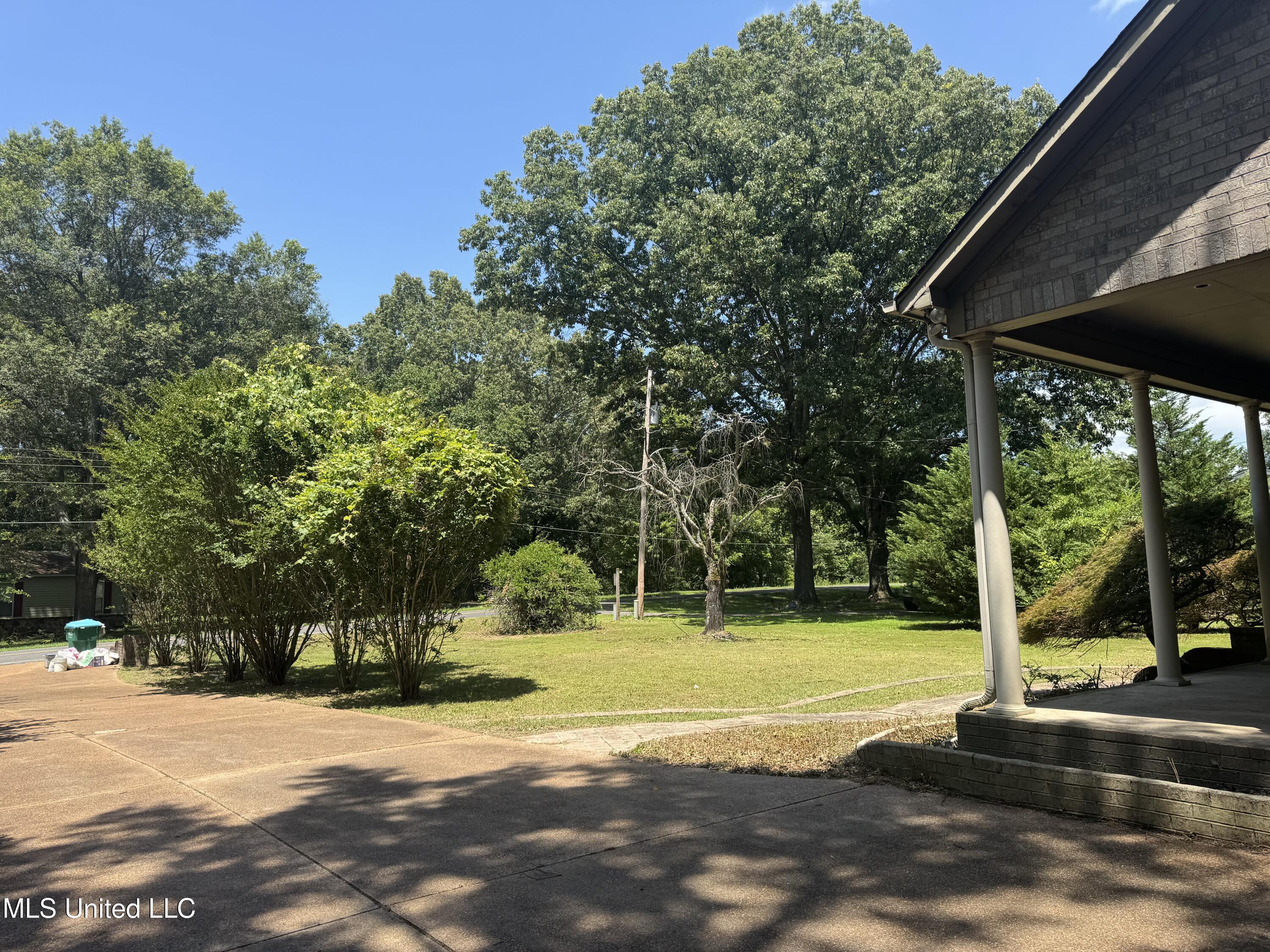 407 North Thunderbird Road Hernando, MS 38632 - Photo 2 of 35 IMG_0314