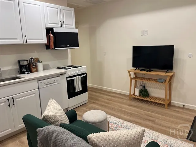 $1,600 | 637 Columbus Drive, Unit B, Savannah, GA 31405