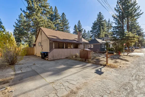 a view of a house with backyard