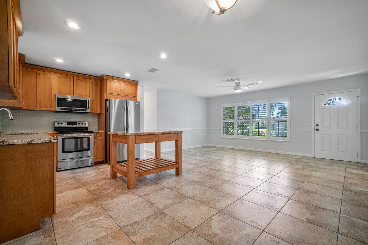 225 Northeast 28th Street Boca Raton, FL 33431 - Photo 5 of 25 016-225Northeast28thStreet-BocaRaton-FL-