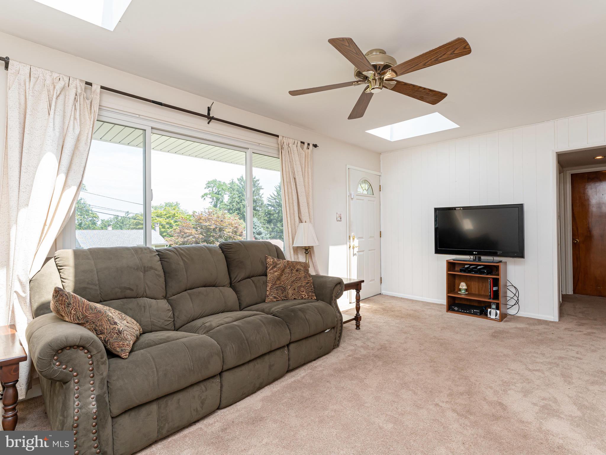 8 Fahnestock Road Malvern, PA 19355 - Photo 7 of 12 Living room