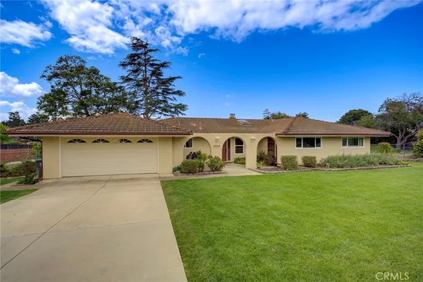 a view of a house with a backyard