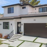 a view of backyard of the house