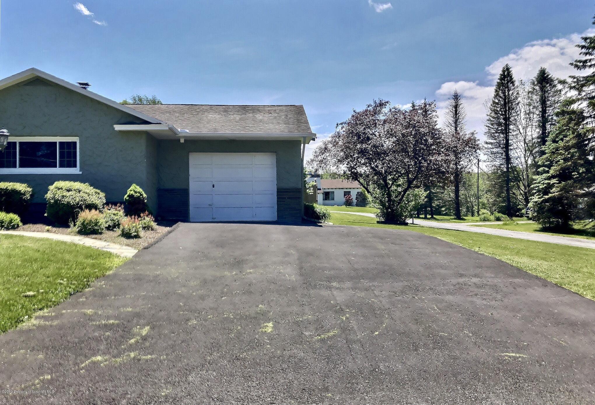 105 Hillcrest Road Moscow, PA 18444 - Photo 4 of 33 Gallery Image 4