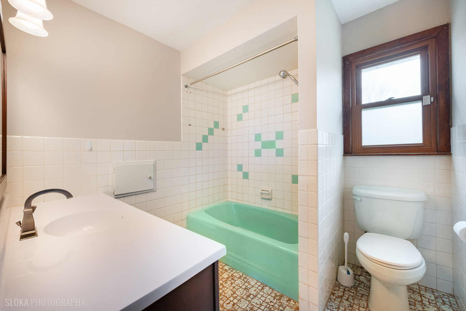 508 Crest Drive Cary, IL 60013 - Photo 14 of 35 a bathroom with a sink a toilet and tub