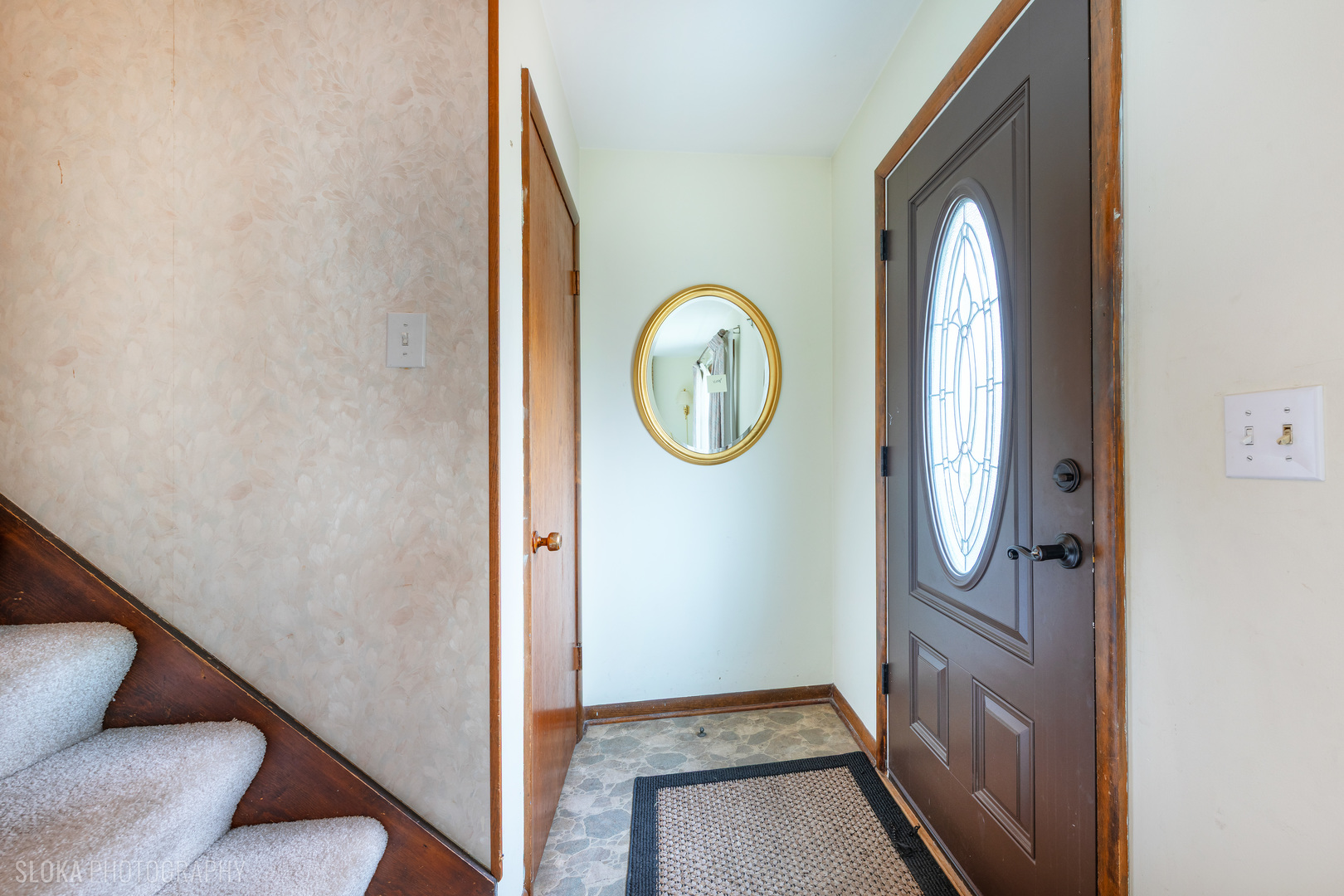 508 Crest Drive Cary, IL 60013 - Photo 2 of 35 a view of a livingroom with furniture and mirror