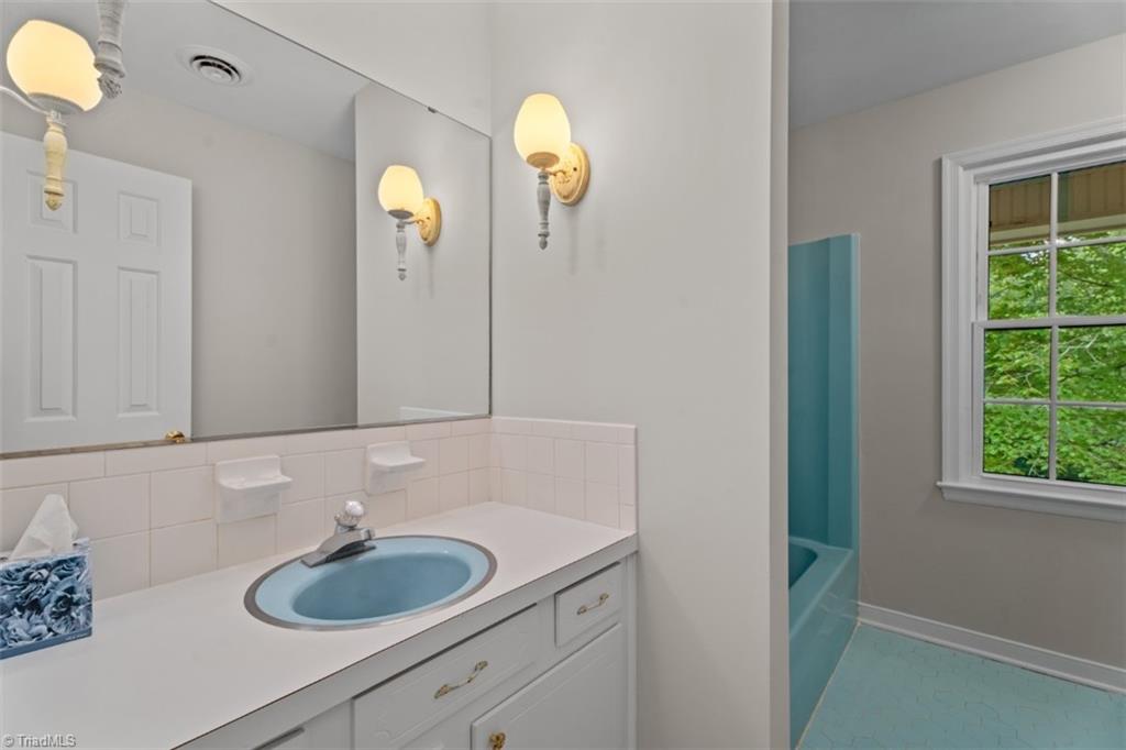 262 Stanaford Road Winston-Salem, NC 27104 - Photo 34 of 47 Upstairs hall bath