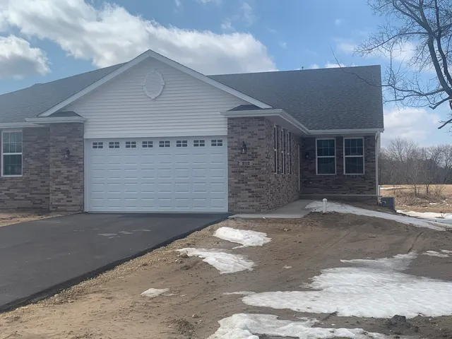 $250,000 | 212 Martin Avenue, Unit 212, Oregon, IL 61061