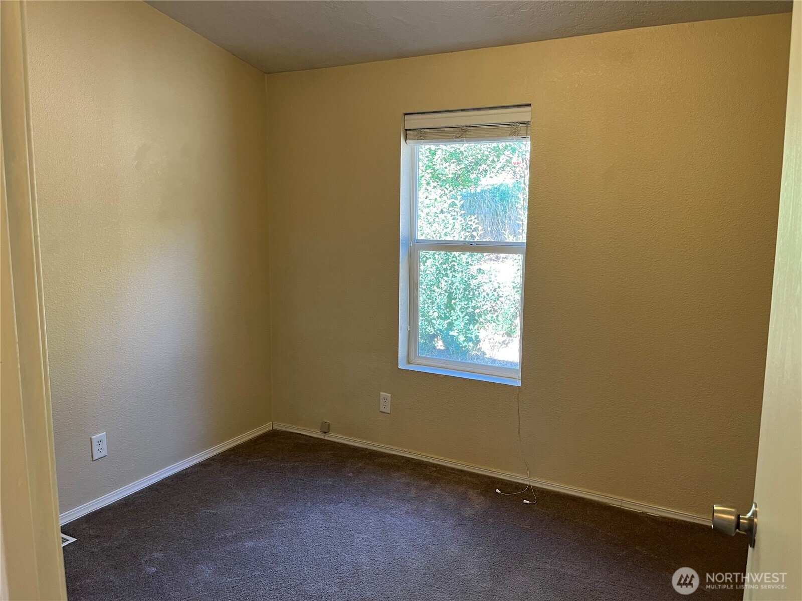 920 Castle Avenue Winthrop, WA 98862 - Photo 12 of 40 an empty room with a window