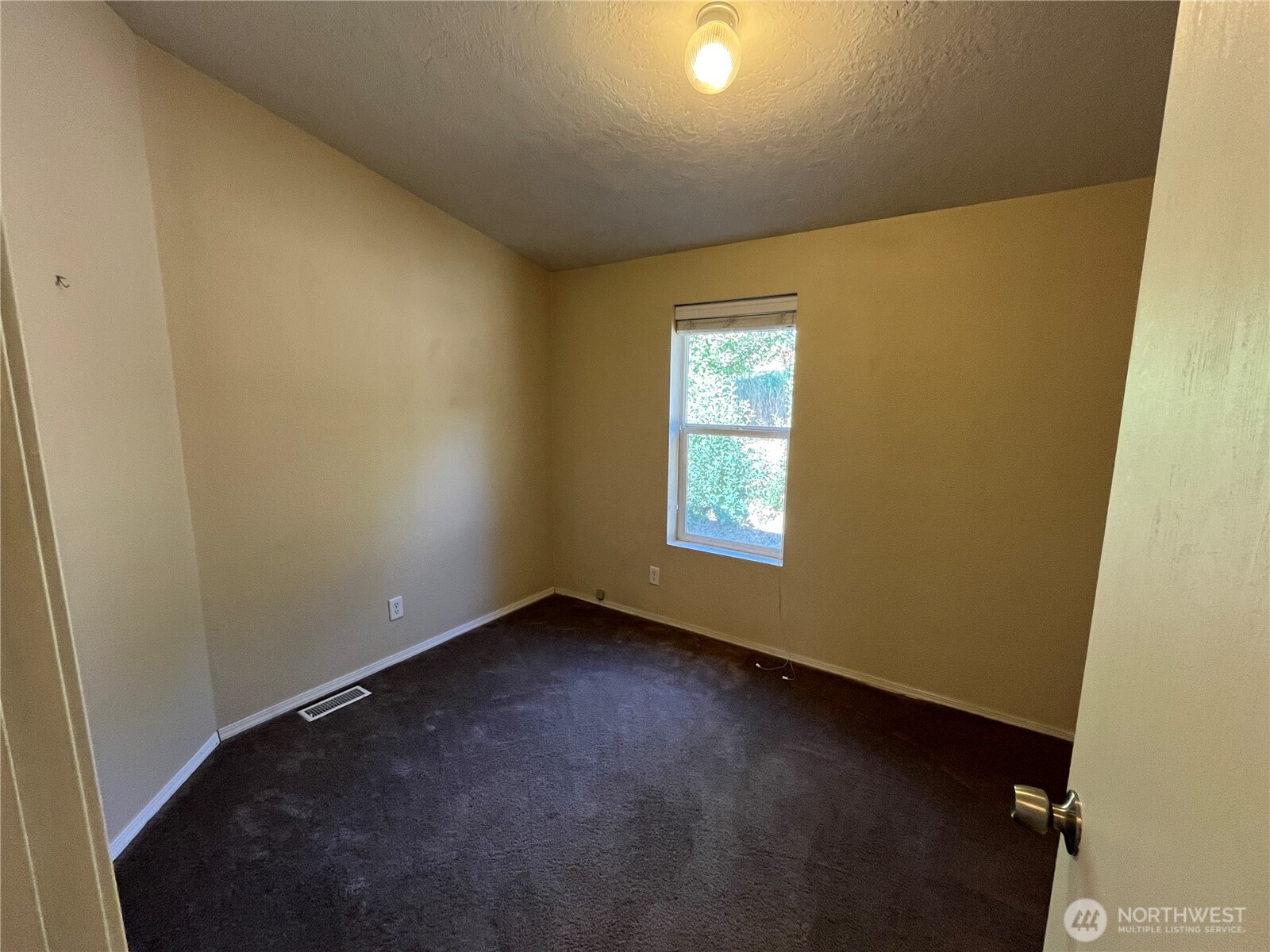 920 Castle Avenue Winthrop, WA 98862 - Photo 13 of 40 an empty room with a window