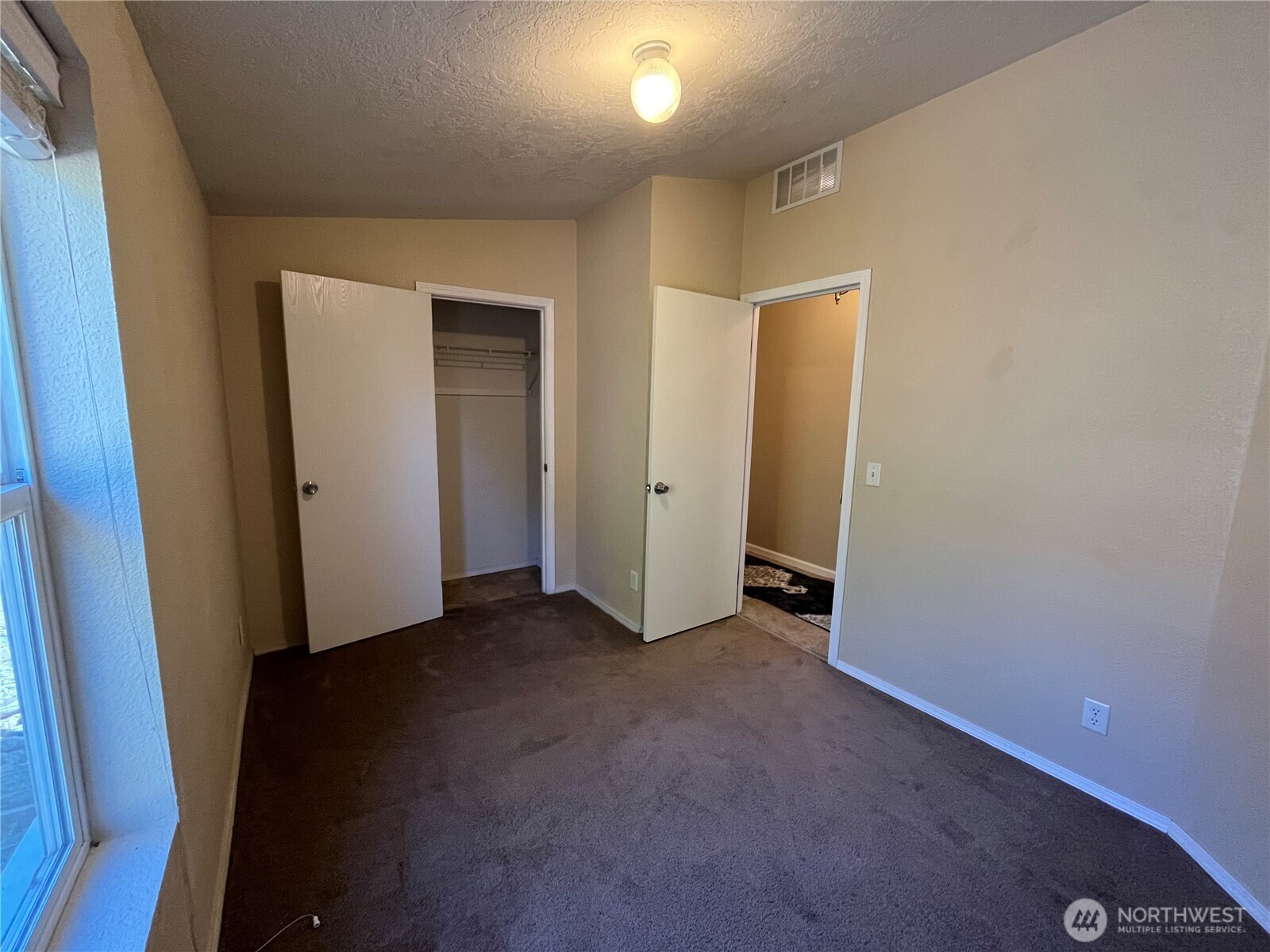920 Castle Avenue Winthrop, WA 98862 - Photo 14 of 40 an empty room with closet