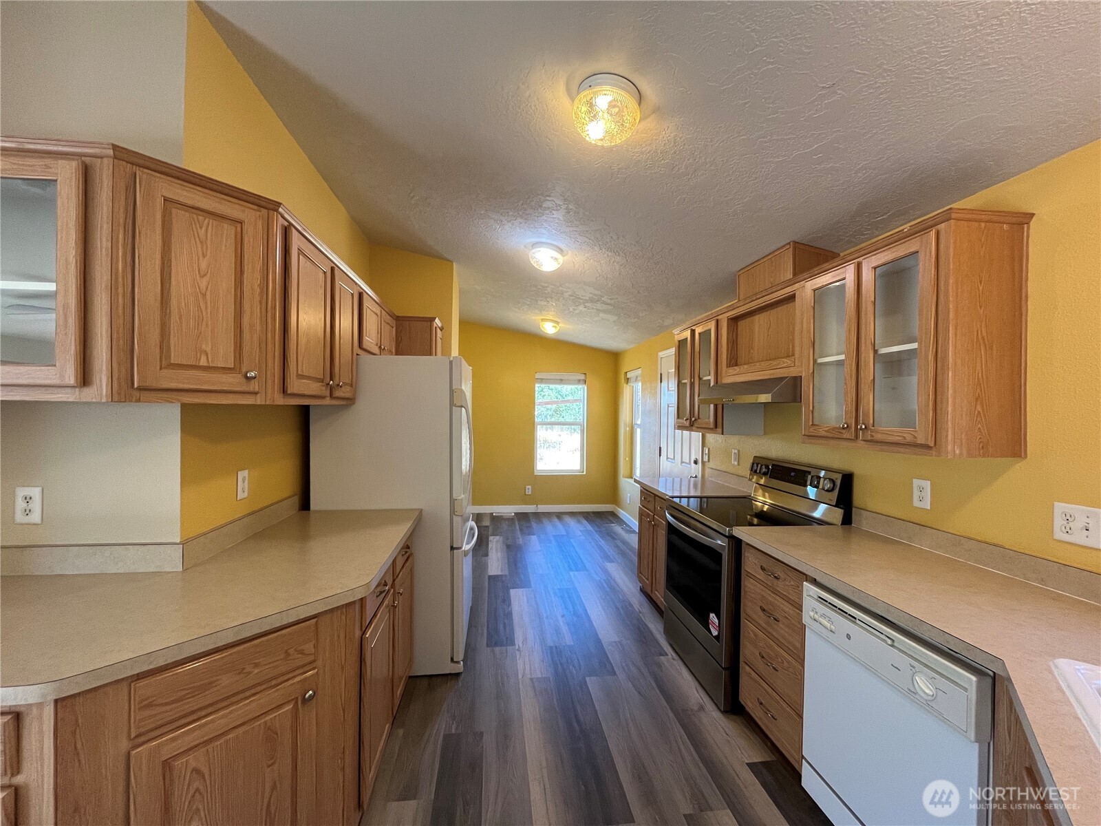 920 Castle Avenue Winthrop, WA 98862 - Photo 24 of 40 a kitchen with stainless steel appliances granite countertop a sink a stove cabinets counter space and wooden floor