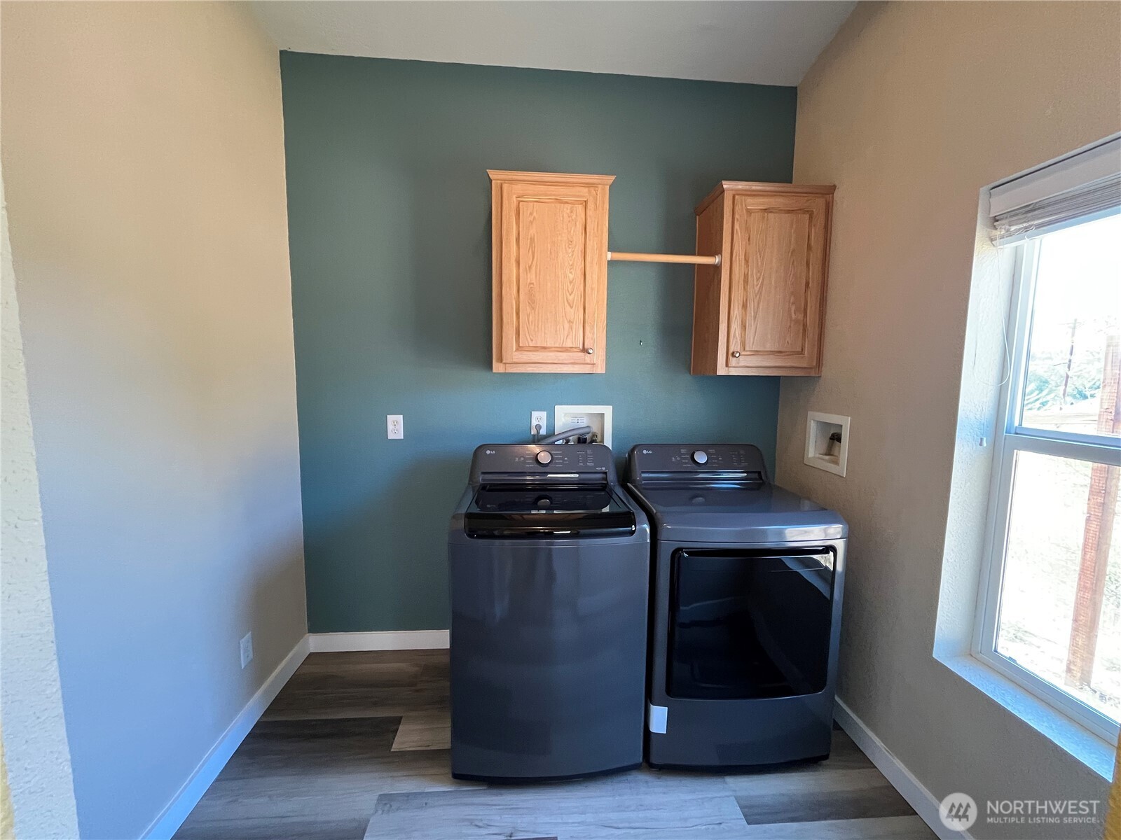 920 Castle Avenue Winthrop, WA 98862 - Photo 26 of 40 a kitchen with stainless steel appliances granite countertop a stove and a refrigerator