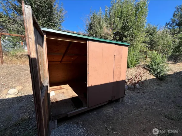 a view of a yard with a fountain
