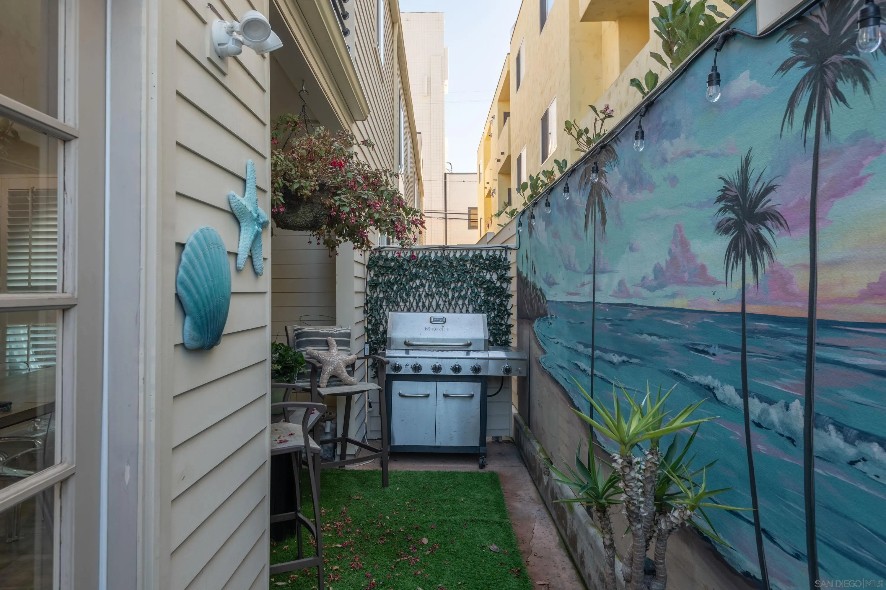 7585 Eads Avenue, Unit A La Jolla, CA 92037 - Photo 11 of 33 a backyard of a house