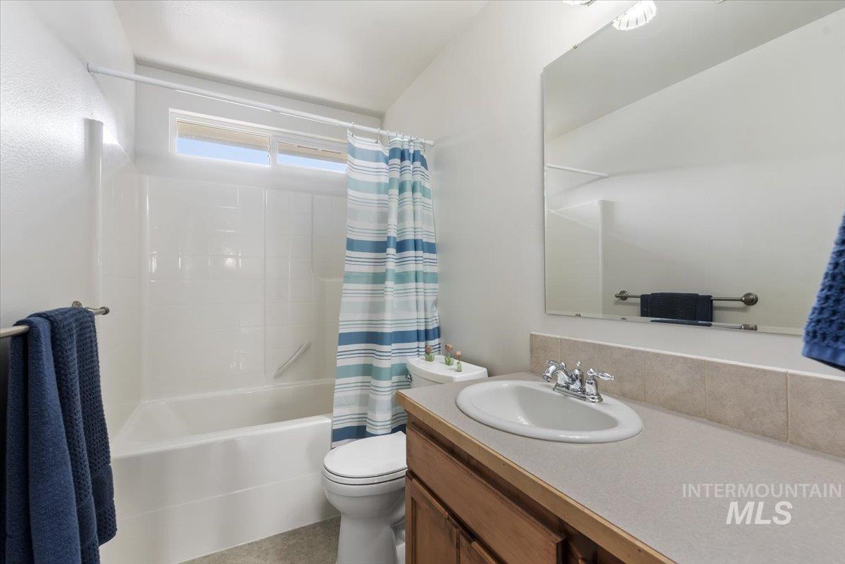 4167 North Arches Way Meridian, ID 83646 - Photo 20 of 36 Full bath featuring vanity and shower / bath combination with curtain